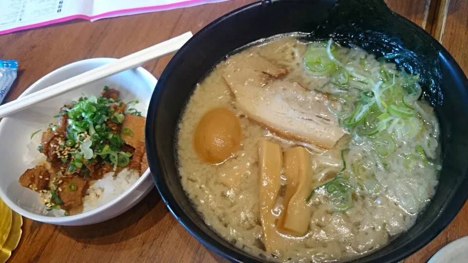 味たまとんこつ醤油ラーメンとチャーシュー丼|Tomoaki  Suzukiさん