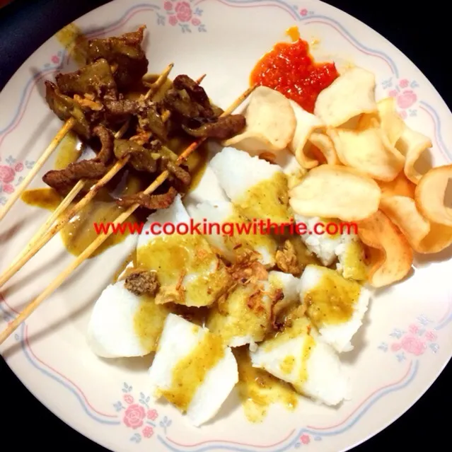 Tonight dinner: SATE PADANG lengkap dengan lontong, kerupuk dan Rie's sambal / Padang Sumatra style of Beef Satay with Curry Sauce served with rice cake.. Yuum.|rie simsさん