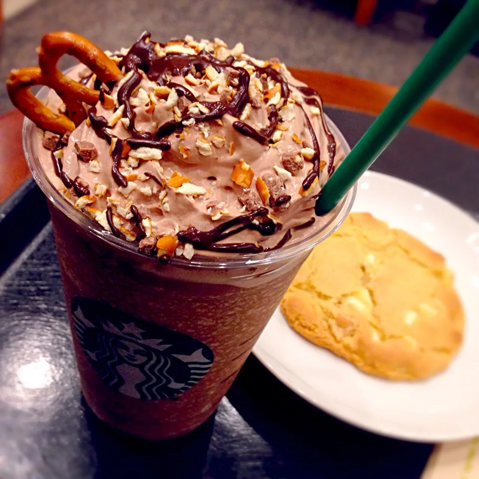 Snapdishの料理写真:Valentine Chocolate Pretzel Mocha Frappuccino|Tetsuya Ishidaさん