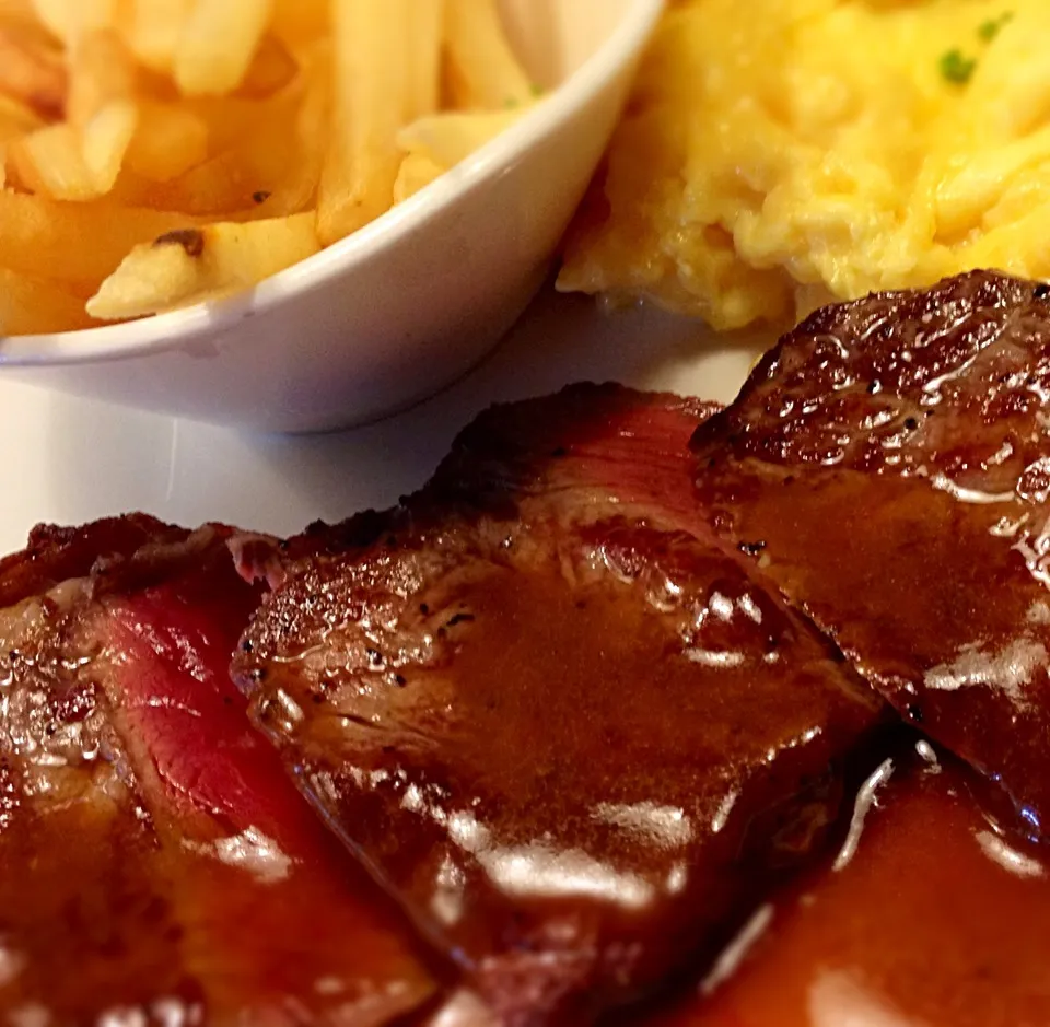 Steak, scrambled eggs and truffle fries|Jeremy Khooさん