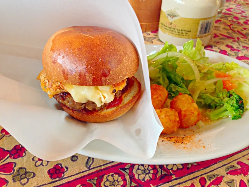 Cheese hamburger at a new cafe :)|mさん