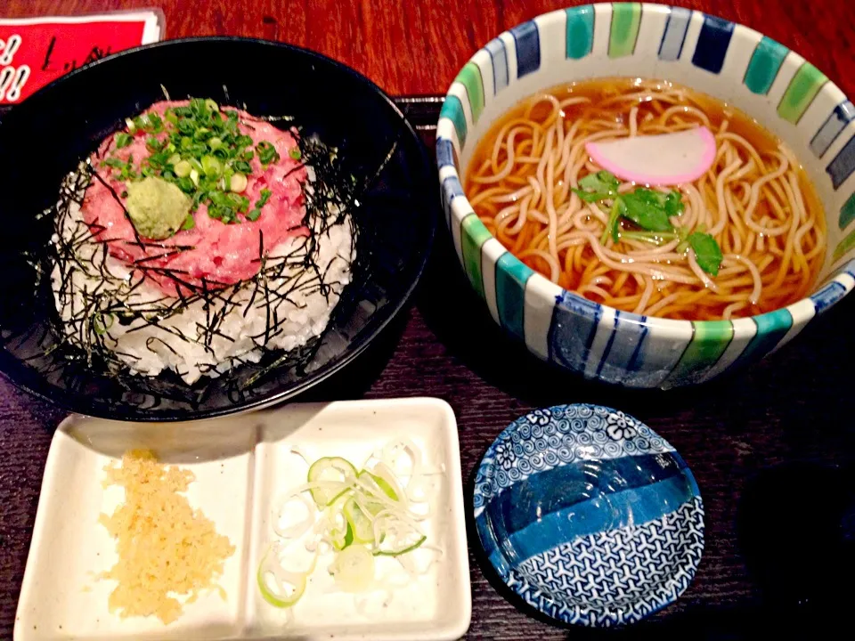 Snapdishの料理写真:ネギトロ丼と会津蕎麦のセット500円也|秋山知隆さん