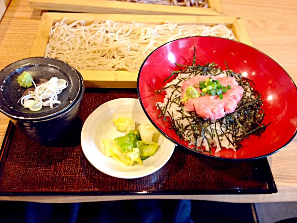 Snapdishの料理写真:お蕎麦とネギトロ丼|はちみつれもんさん