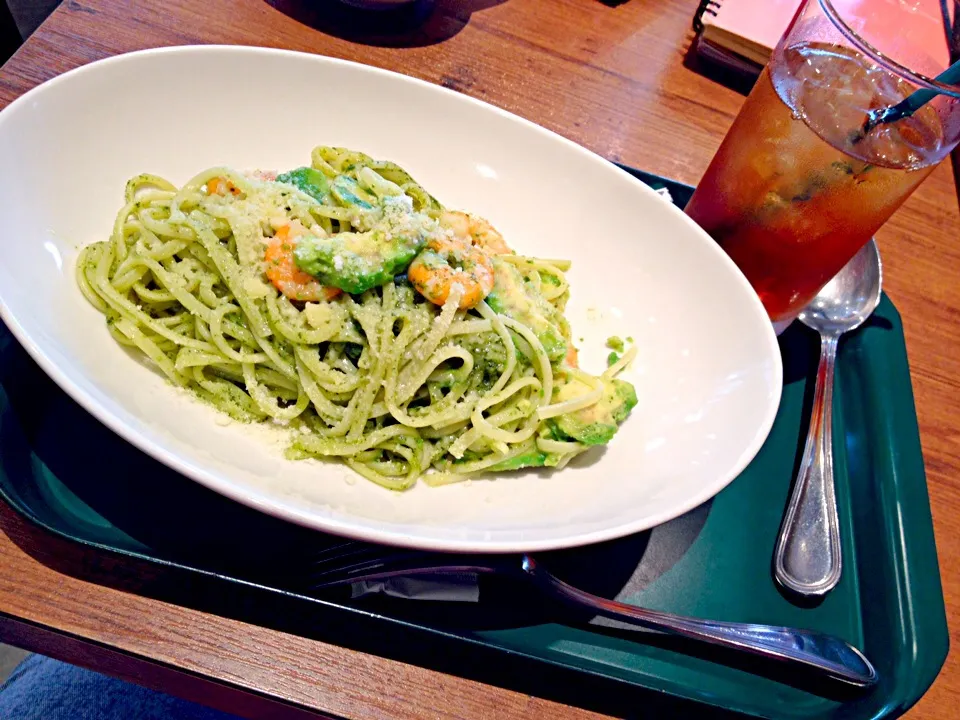 エビとアボカドのバジル風味パスタ|はちみつれもんさん