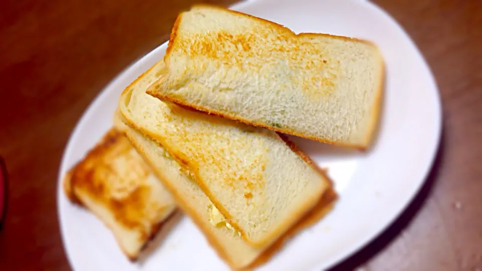 Snapdishの料理写真:チーズとふわふわ焼き卵のホットサンド|みのりさん