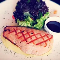 Snapdishの料理写真:grilled salmon with chianti sauce|vinnaさん