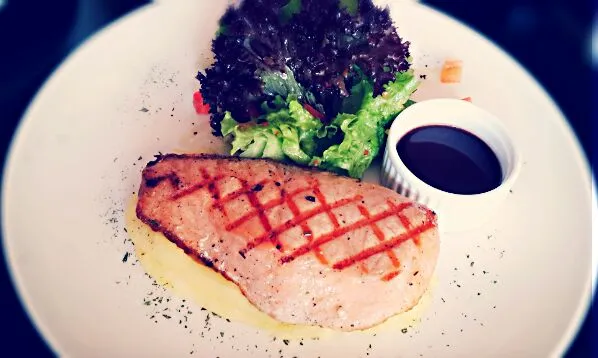 grilled salmon with chianti sauce|vinnaさん