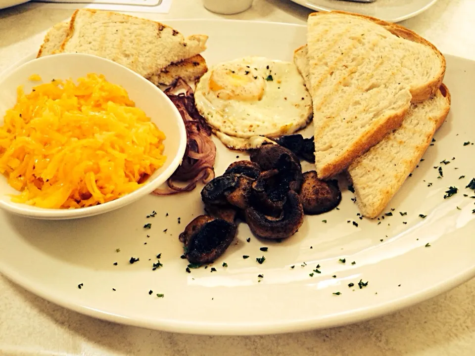 Fried egg, mushrooms, egg and cheddar cheese|Sergio Lacuevaさん