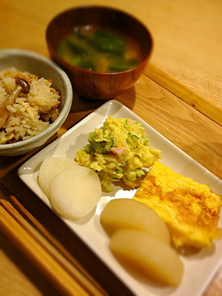 炊き込みごはん、味噌汁、安納芋のポテトサラダ、大根煮、出し巻き卵、漬物…|popoさん