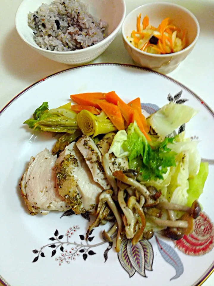 Chicken and steamed veggies and carrot celery salad|Ai Yamamotoさん