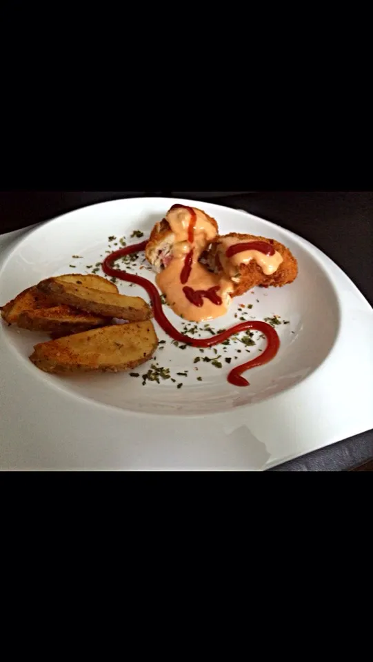 Chicken cordon bleu with chessy sauce and homemade spicy potato wedges|Veronica Angelia Djさん