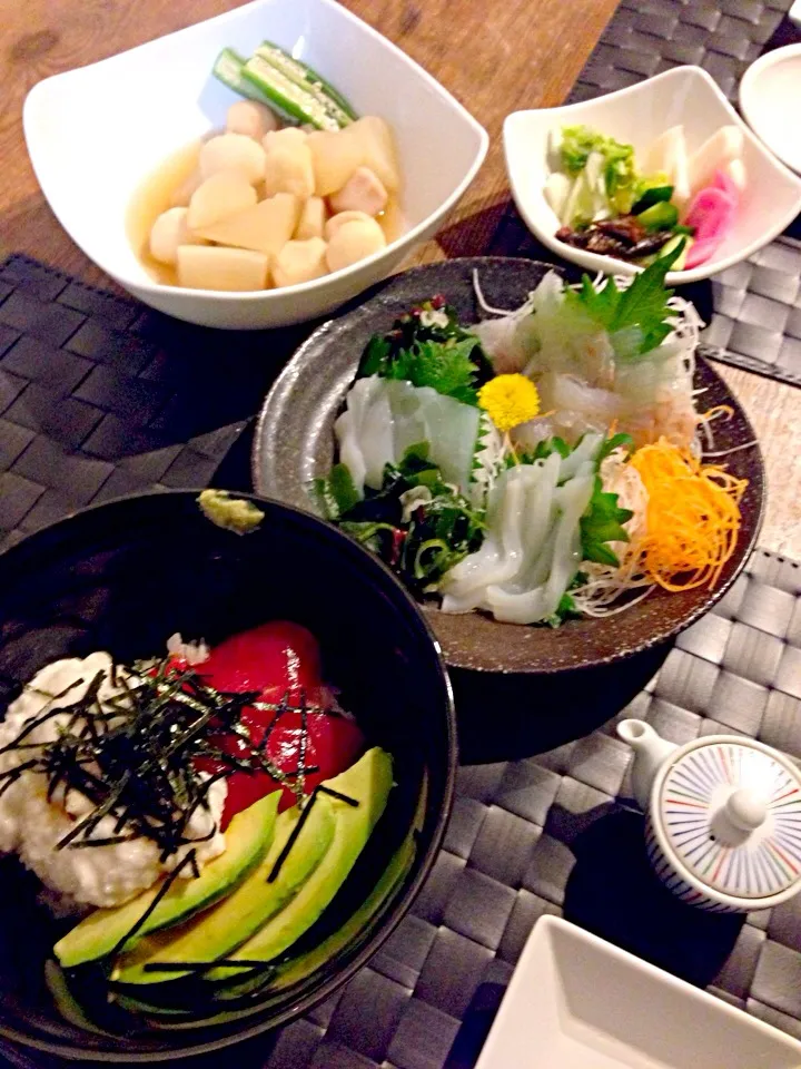 旦那リクエスト🍀ヘルシー和食🍚漬けマグロとアボカドの山かけ丼、平目とヤリイカのお刺身、子芋と大根のあっさり煮、お漬物🍀|まみりんごさん