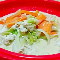 野菜と鶏ひき肉の豆乳スープ味噌仕立て。|茜 あゆ実さん