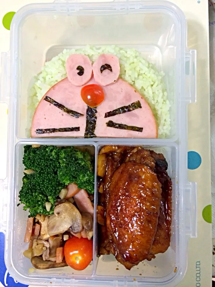 Doraemon bento with coke wings and stir-fry broccoli|prissyさん