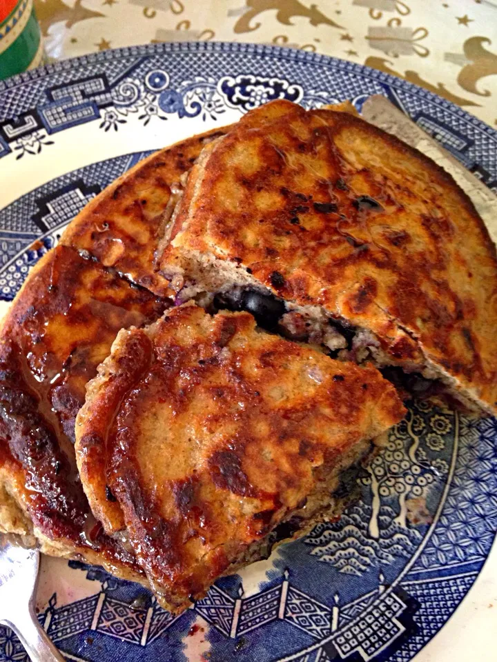 Blueberry pancakes with flax and chia seed topped with New Zealand blue borage honey!|Miriam Hughesさん