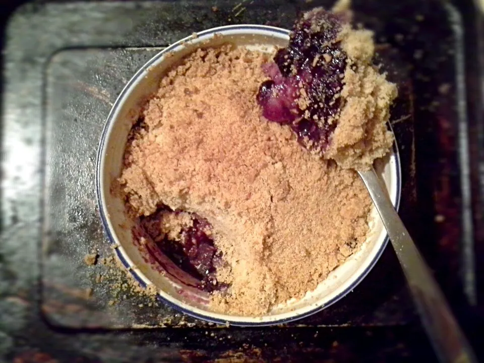 Snapdishの料理写真:Coconutty crumble with blueberries and bananas|Fe's kitchenさん