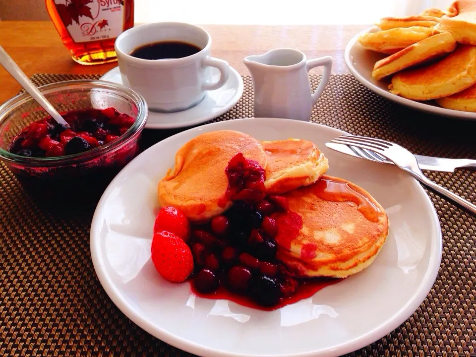 🍒🍓パンケーキ  ベリーのコンポート添えSimple pancake filled yogurt 😄|ピロさん