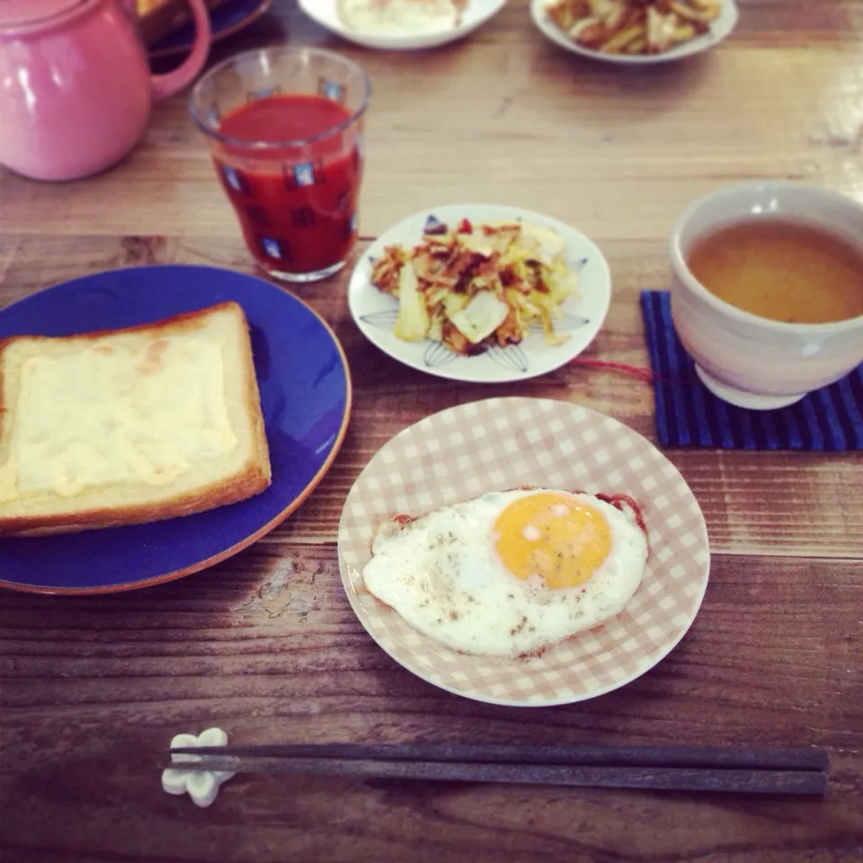 いつもの朝ごはん。春キャベツ炒め、目玉焼き、チーズパン、トマトジュース。|aoさん