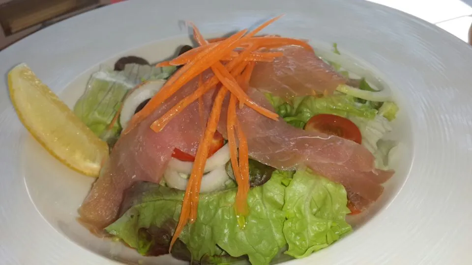 Snapdishの料理写真:Tuna salad at Monsoon Phuket|anthony williamさん