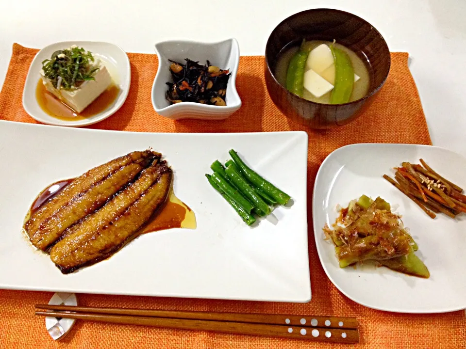 いわしの蒲焼・ひじきの煮物・きんぴらごぼう・焼き茄子・冷奴・絹さやと豆腐のお味噌汁|Accaさん