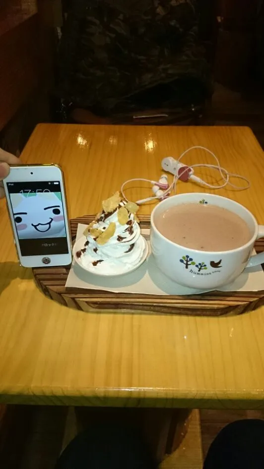 いつものOBカフェでいつものココア。大きさ対比はiPodtouchで。|Yu-ki  Orikuraさん