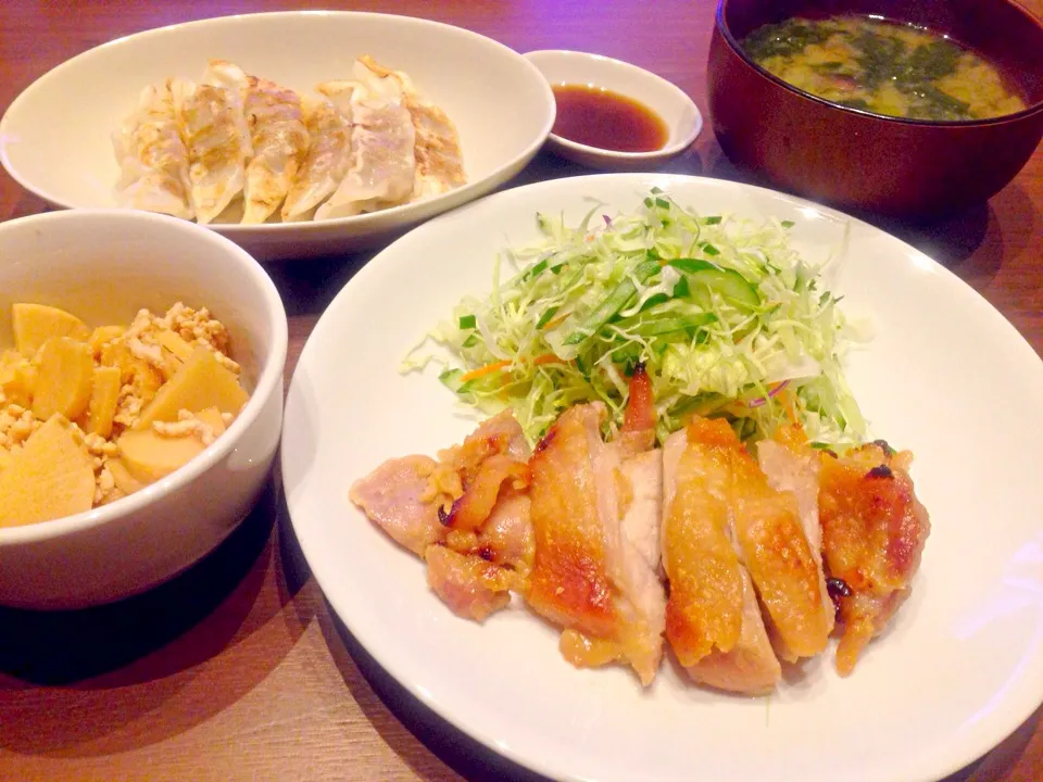 鶏肉の味噌漬け焼きと肉餃子とタケノコと油揚げの煮物|あやかさん