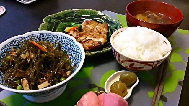 デパ地下のお惣菜をお皿に移しただけ…。
でも、お味噌汁は作りました！|akemi🐝さん