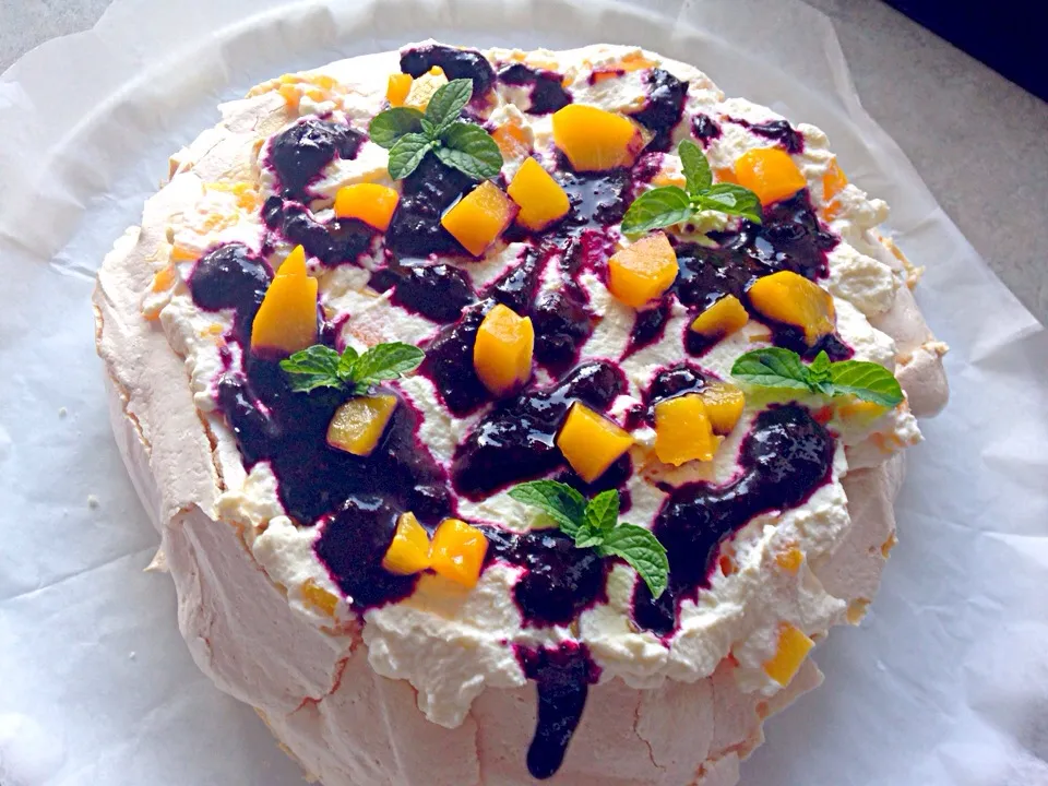 Mango and blueberry pavlova|Chrisy Hillさん