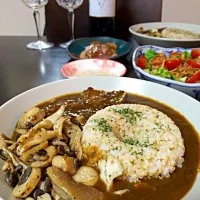 今日はいろいろキノコとスペアリブのカレー、ご飯は玄米