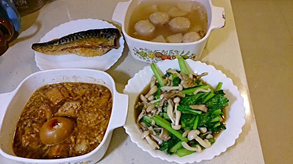 Snapdishの料理写真:滷肉+烤鯖魚+菇菇油菜+蘿蔔貢丸湯|Emily Yangさん