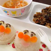 Snapdishの料理写真:アンパンマンおにぎり☆茄子と豚肉のカレー炒め☆野菜たっぷりコンソメスープ☆|にゃんさん