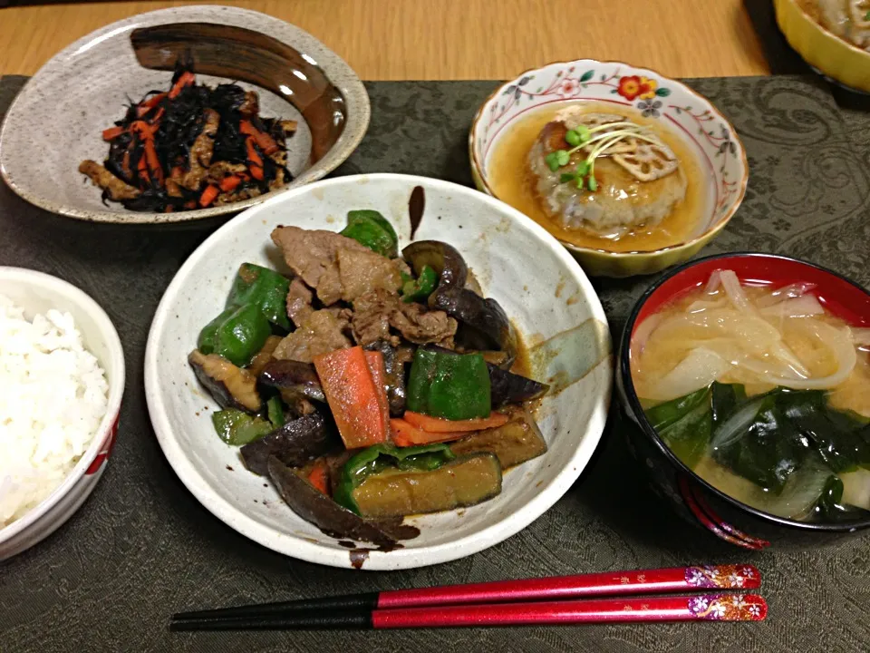 豚肉のピリ辛味噌炒め、ひじき煮、蓮根まんじゅうの生姜あんかけ、お味噌汁。|Angie44さん