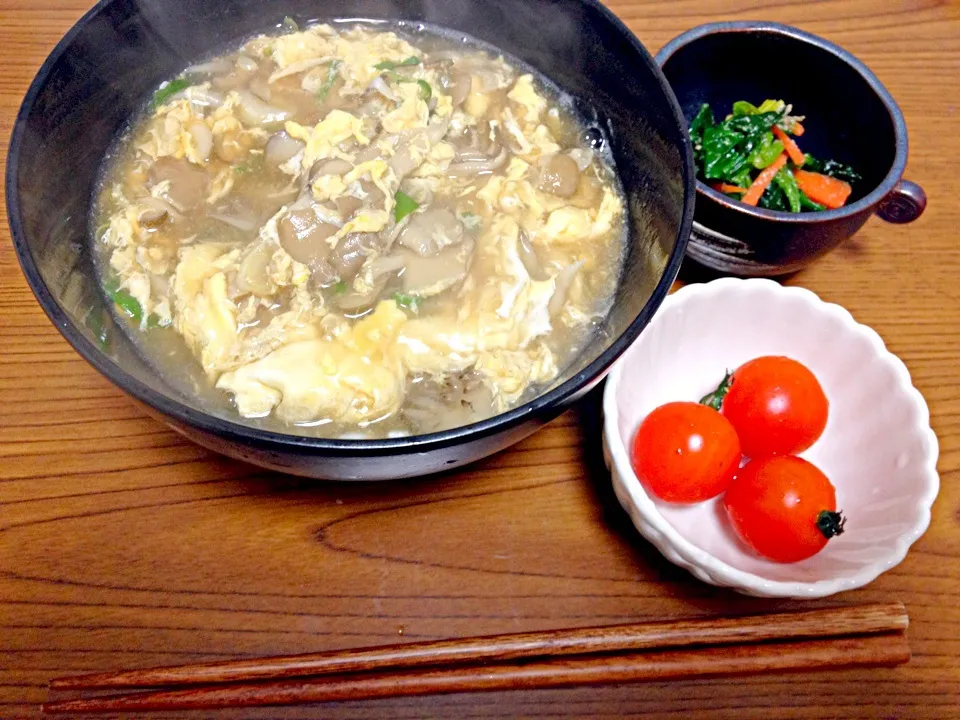 玉子あんかけうどん、ほうれん草の胡麻和え、ミニトマト|ayakaさん