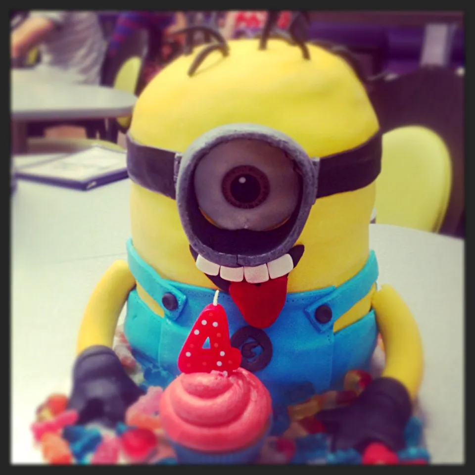 Snapdishの料理写真:Minion Cake|Sugardaddy Rocksさん