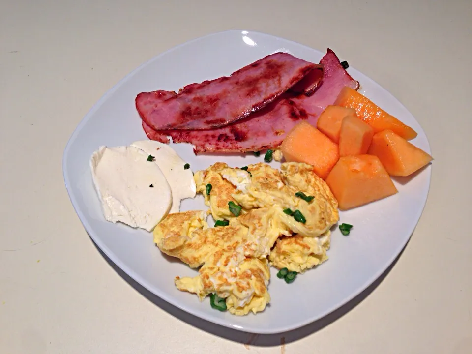 Scrambled eggs with fresh scallions,smoked ham strips, mozzarella slices and fresh cantaloupe|bertocci infernoさん