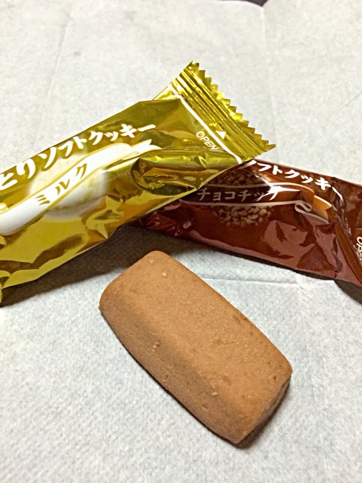 Snapdishの料理写真:#夜おやつ  しっとりソフトクッキーのチョコチップとミルク。しっとり感がちょうどいい。|ms903さん