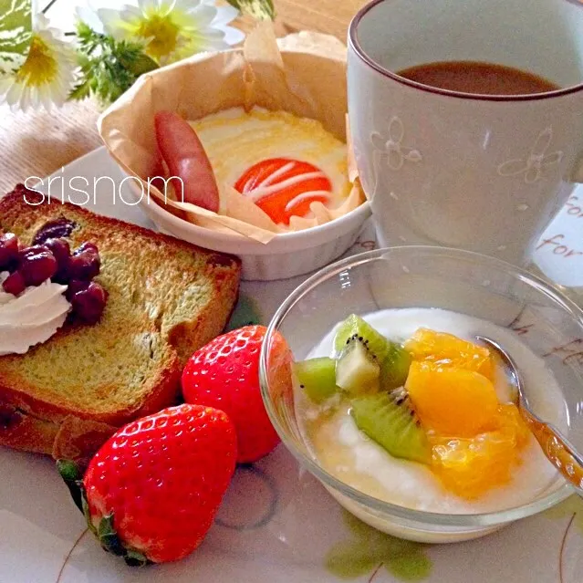 Snapdishの料理写真:さくちんの抹茶レーズンパンで朝ごパン♪|なおさん