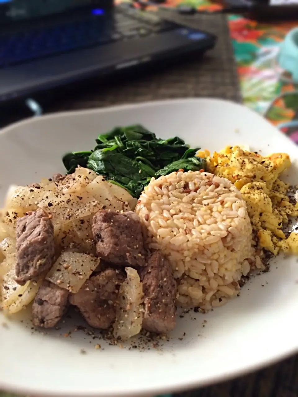 Steak and onions, rice, eggs, and spinach|Irene Hoさん