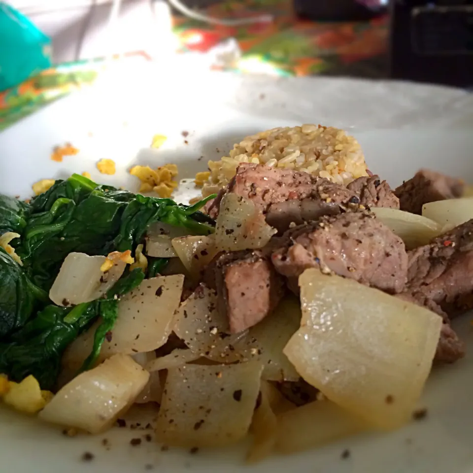 Steak and onions, eggs, spinach, rice|julia hoさん