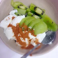 Yogurt , kiwi and cinnamon|PanGWeTさん