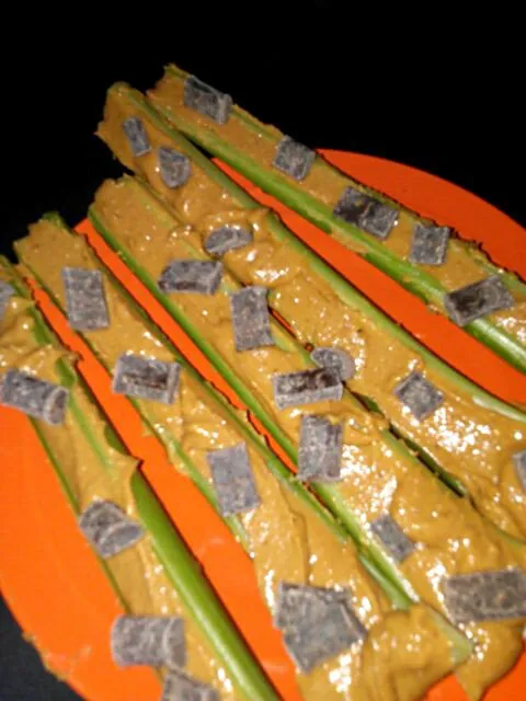 Celery with peanut butter and dark chocolate chips.|Polly Gelfusoさん