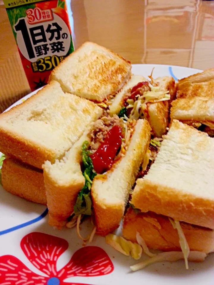 Snapdishの料理写真:ハンバーグのホットサンド|まーぶるさん