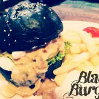 Snapdishの料理写真:black burger with mushroom gravy 😘|vinnaさん