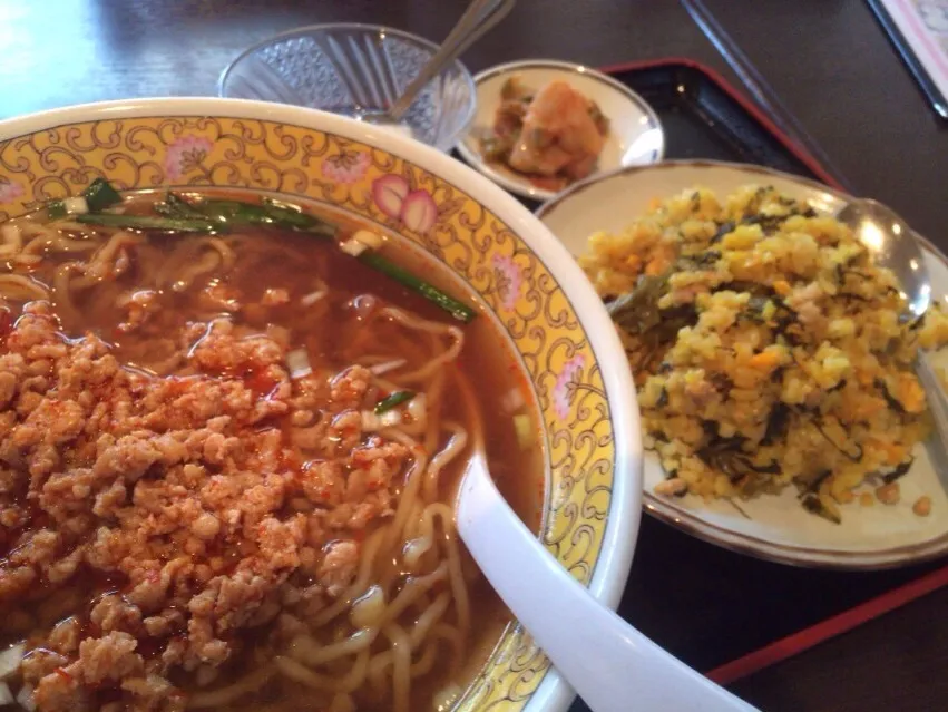 【日替定食】台湾ラーメンと高菜挽肉チャーハンを頂きました。|momongatomoさん