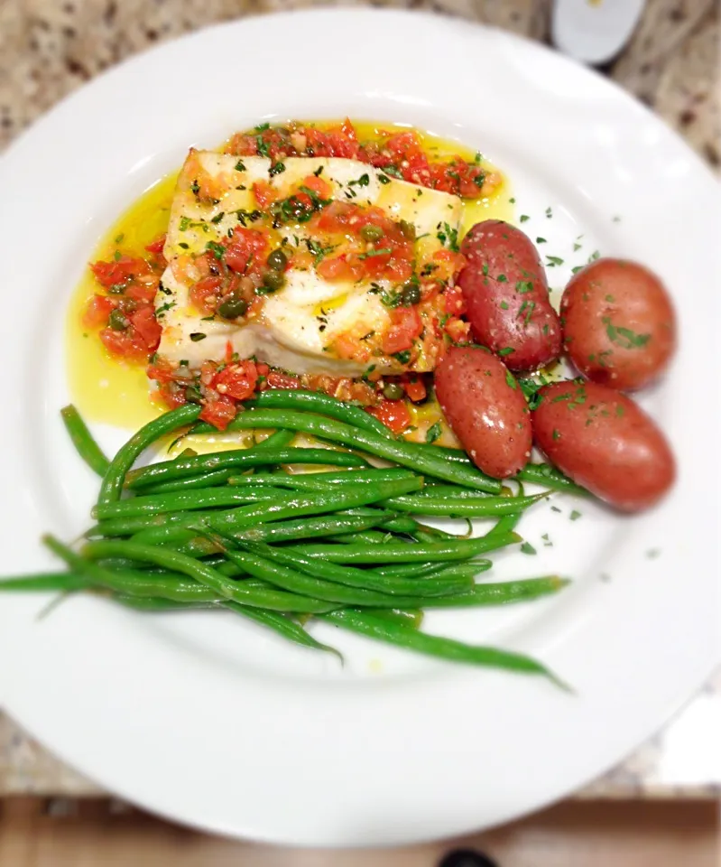 Sea bass with sauce vierge, fingerling potatoes and haricots verts.|Allisonさん