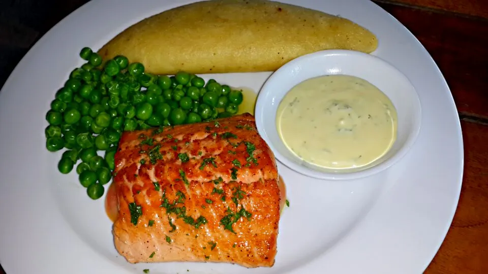 Snapdishの料理写真:Salmon with mashed potato and garden peas at Nikitas Phuket|anthony williamさん