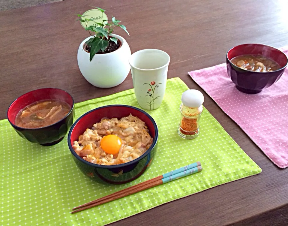 親子丼、豚汁、抹茶入り玄米茶|pentarouさん