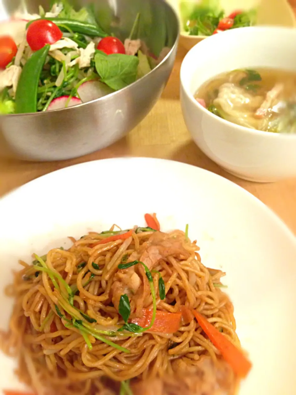 ちなみに明日の朝は焼きそばパンで、お弁当は焼きそばだよ！豆苗焼きそば＆豆苗ワンタンスープ＆豆苗ラディッシュもやしレタスささみトマトすなっくえんどうの7種もりもりサラダ！|sachiさん