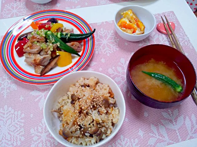 Snapdishの料理写真:今日の夕食 鶏肉と野菜の炒めもの(しょうがの万能ダレ使用)、油揚げとたまごの巾着煮、しめじご飯、おくらの味噌汁|pinknari🐰🌈さん