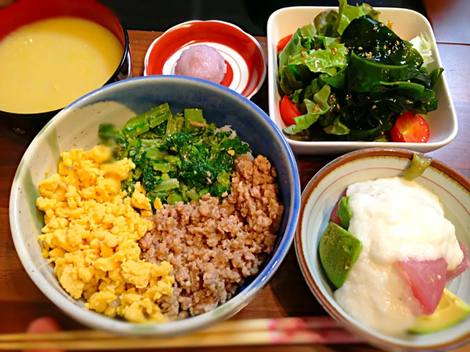 三色丼 マグロとアボカドのとろろかけ 中華風コーンスープ|モコさん